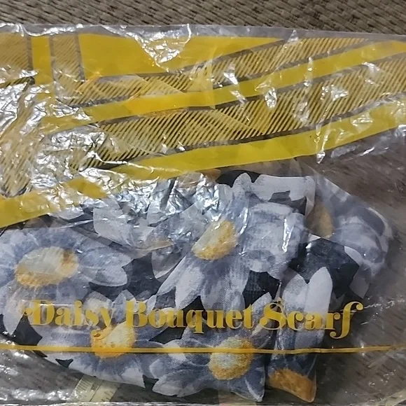 Floral Sheer Scarf with Daisies. Created In ITALY - AVON. - Picture 5 of 5